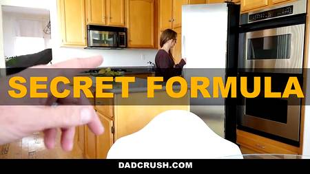 Пихарь снял от первого лица жаркие моменты секса с няшной молодой подружкой