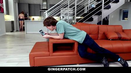 Отодрал на кухне рыжеволосую бестию и накончал ей полный ротик