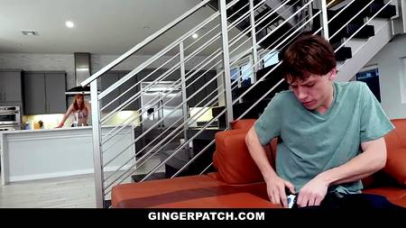 Отодрал на кухне рыжеволосую бестию и накончал ей полный ротик