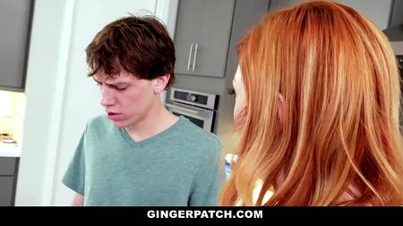 Отодрал на кухне рыжеволосую бестию и накончал ей полный ротик