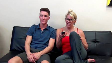 Инцест молодого паренька с пышногрудой шикарной милфой