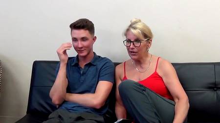 Инцест молодого паренька с пышногрудой шикарной милфой