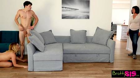 Находчивый парнишка нашел способ присунуть подруге при ee родителях