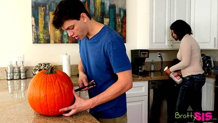 Находчивый парнишка нашел способ присунуть подруге при ee родителях