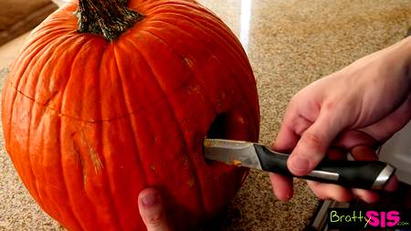 Находчивый парнишка нашел способ присунуть подруге при ee родителях