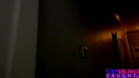 Трахающаяся блонда трясет большими сиськами перед взором парня