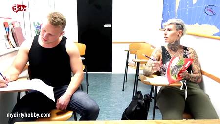 Мускулистый самец вертит на хую блондинку в татуировках