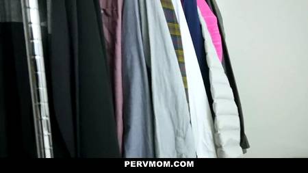 Брюнетка с большими сиськами отдалась нюхавшему ее трусики парню