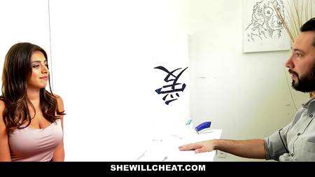 Босс натягивает на работе секретаршу с роскошной натуральной грудью