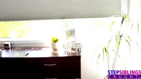 Ухажер пристроился сзади к узкой щёлке светловолосой домработницы