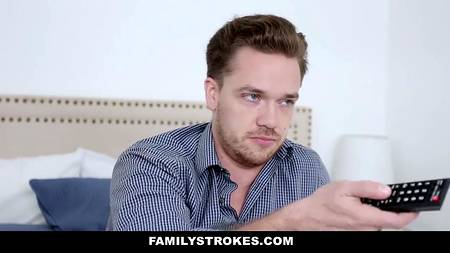 Парень успокоил молодую телку трахнув ее по полной программе