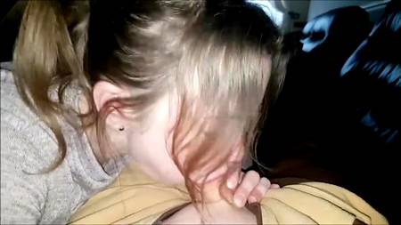 Страстная женушка делает мужу глубокий минет перед видеокамерой