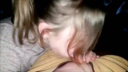 Страстная женушка делает мужу глубокий минет перед видеокамерой