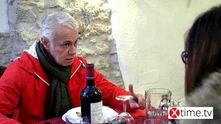 Работник ресторана трахает за столом роскошную девку с волосатой пиздой