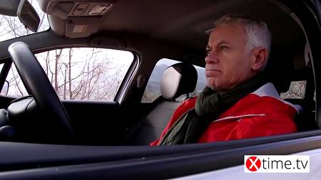 Работник ресторана трахает за столом роскошную девку с волосатой пиздой