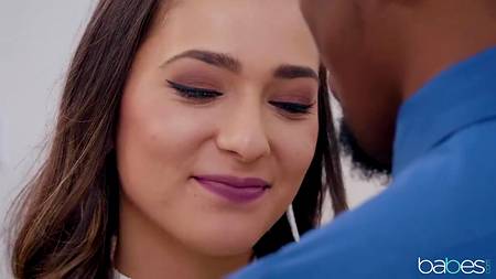 Межрассовая ебля мускулистого негритоса со страстной белой сучкой