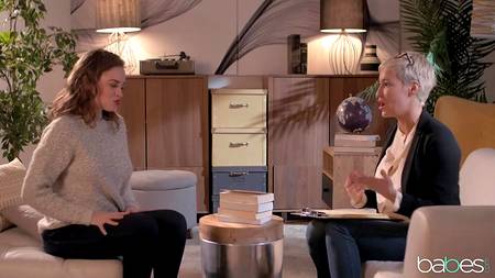 Стонущие от наслаждения лесбы страстно вылизывают влажные дырки