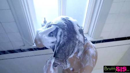 Отымел утром роскошную молодую телку и кончил в ее пизду