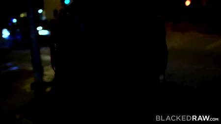 Струйно кончающие подружки ебутся с неграми на секс вечеринке