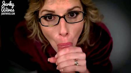 Отымел в три дырки зрелую блондинку и смачно кончил ей на мордашку