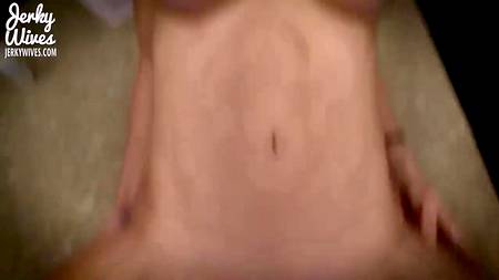 Отымел в три дырки зрелую блондинку и смачно кончил ей на мордашку