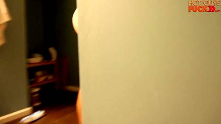 Крепкий чувак активно пердолит молодую блонду с большими сиськами