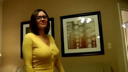 Чувак растягивает пилотку грудастой кобылке в домашней обстановке