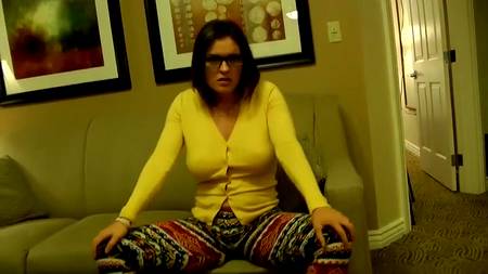 Чувак растягивает пилотку грудастой кобылке в домашней обстановке