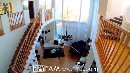 Мастурбирующая сучка соблазнила и трахнула застенчивого парня