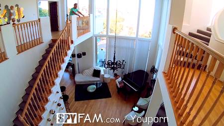 Мастурбирующая сучка соблазнила и трахнула застенчивого парня