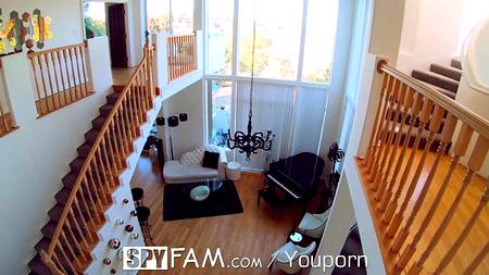 Мастурбирующая сучка соблазнила и трахнула застенчивого парня