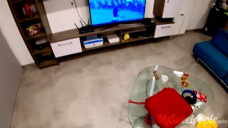 Загорелая красавица застрочила минет играющему в видеоигру пацану