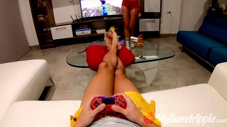 Загорелая красавица застрочила минет играющему в видеоигру пацану
