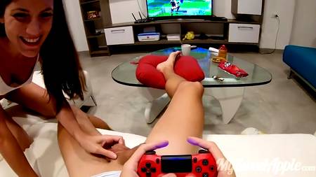 Загорелая красавица застрочила минет играющему в видеоигру пацану