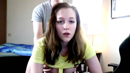 Оприходовал сзади симпатичную девчонку и мощно кончил ей на лицо