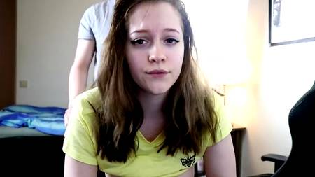 Оприходовал сзади симпатичную девчонку и мощно кончил ей на лицо