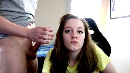 Оприходовал сзади симпатичную девчонку и мощно кончил ей на лицо