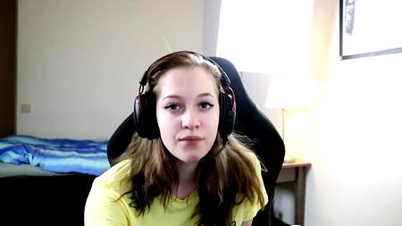 Оприходовал сзади симпатичную девчонку и мощно кончил ей на лицо