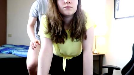 Оприходовал сзади симпатичную девчонку и мощно кончил ей на лицо