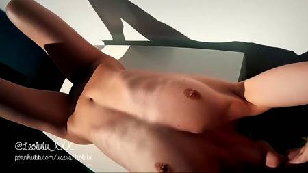 Стройная девушка берет за щеку большой хуй подкатившего хахаля