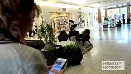 Глубоко отсосавшая блондинка подставила миниатюрную попку под мясистый хуй