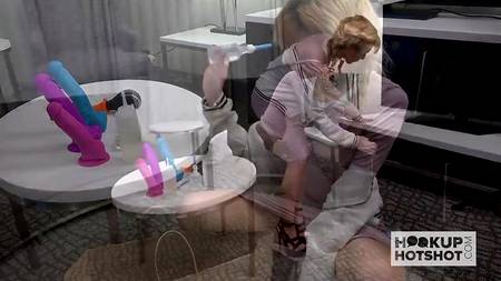 Глубоко отсосавшая блондинка подставила миниатюрную попку под мясистый хуй