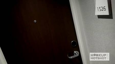 Глубоко отсосавшая блондинка подставила миниатюрную попку под мясистый хуй