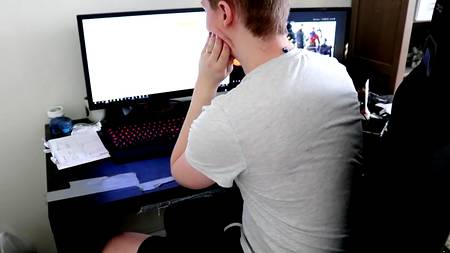Девушка соблазнила и трахнула увлеченного игрой геймера