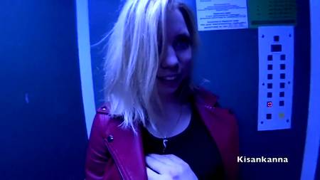 Пацан ебет в машине сексапильную сучку в черных чулках