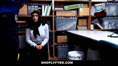 Грудастая арабка получает смачный камшот от полицейского