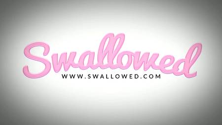 Мужик балдеет от группового минета молодых шалав