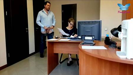 Коротко стриженная секретарша трахнулась с начальником в офисе