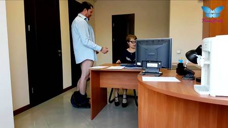 Коротко стриженная секретарша трахнулась с начальником в офисе