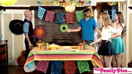 Выносливый парень смачно отжарил молодых нимфоманок толстым болтом